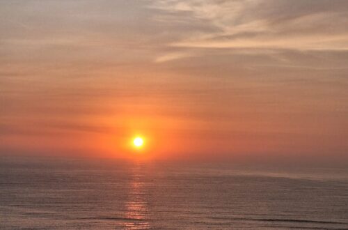 atardecer en el horizonte alumbrando el mar